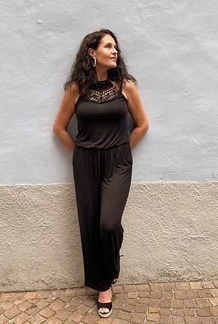 Patricia Cappellano vor einer Wand im Tageslicht